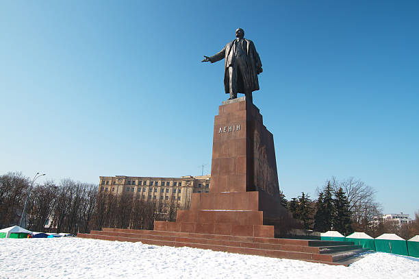 istock The biggest monument to Lenin in Kharkov in winter 464833174