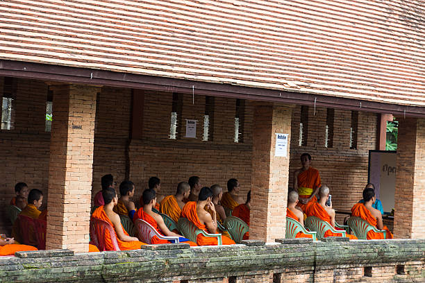 tailandia buddista novizio imparare inglese - novice buddhist monk foto e immagini stock