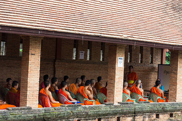 tajlandia mnich nowicjusz nauki angielskiego - novice buddhist monk zdjęcia i obrazy z banku zdjęć