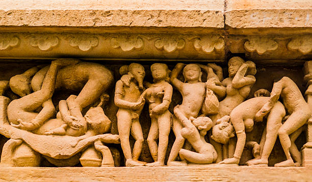 erotic (sculpture in 카주라호 관자놀이, 인도 - kama sutra temple 뉴스 사진 이미지