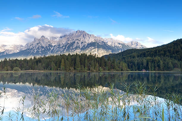 karwendel e lautersee lago di montagna - lautersee lake foto e immagini stock