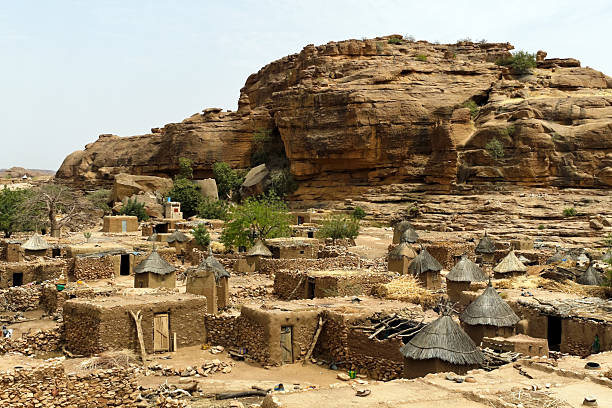 wüste und cliff in einem dogon village - dogon tribe stock-fotos und bilder