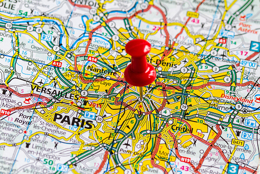 A red pushpointer pointing at Paris.