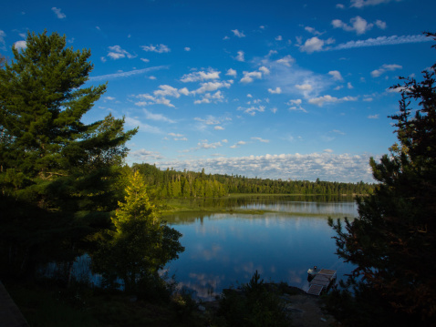 Amanecer sobre un tranquilo lago del Norte photo