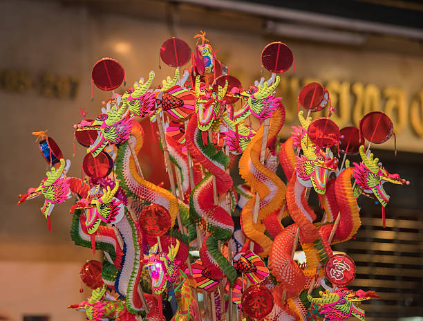 dragón chino papel de juguete - selling merchandise craft thailand fotografías e imágenes de stock