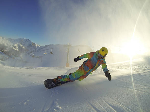 snowboarder sulla sole - ski trace foto e immagini stock