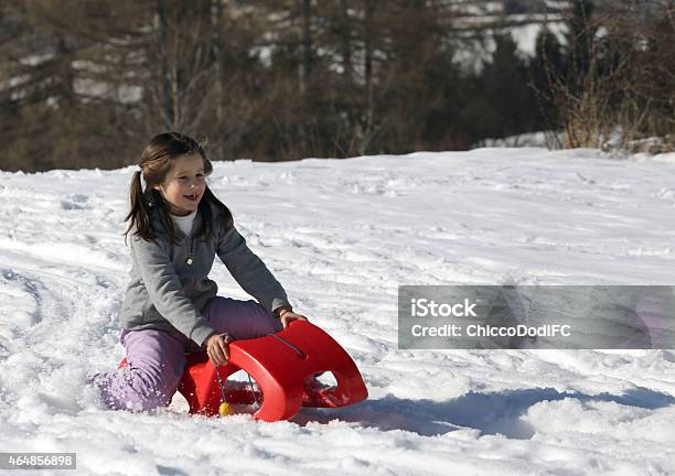 Young Girl Juega Con La Red Sled En La Nieve Foto de stock y más banco de imágenes de 2015 - 2015, Adolescente, Aire libre