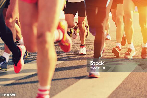 Marathonläufer Beine Stockfoto und mehr Bilder von Rennen - Körperliche Aktivität - Rennen - Körperliche Aktivität, Marathon, Menschengruppe