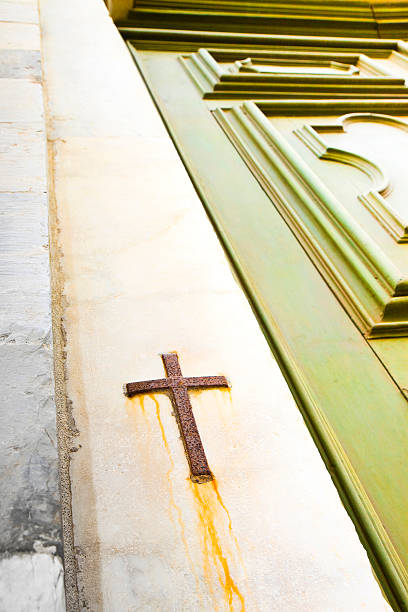 istock Iron cross snuggled in stone 464873130
