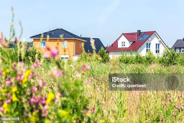 Residential Apartments Mit Garten Stockfoto und mehr Bilder von Wiese - Wiese, Wohnhaus, 2015