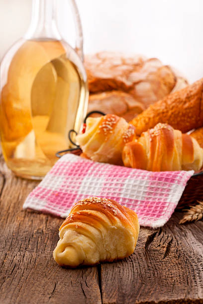 świeże rogaliki i puszyste słodkie śniadanie - food and drink croissant french culture bakery zdjęcia i obrazy z banku zdjęć