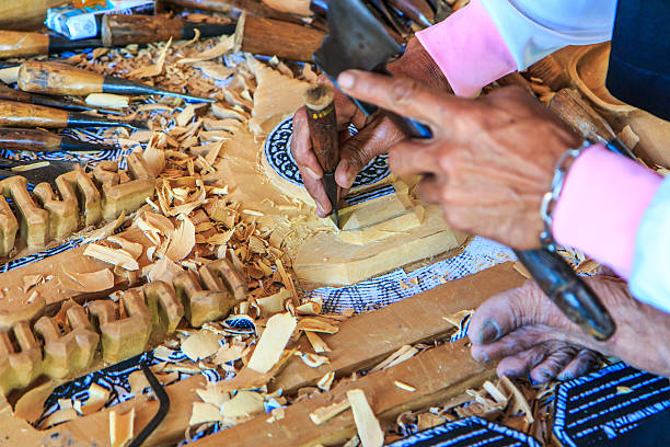 o trabalho da artista ou madeira escultor - men male manual worker working imagens e fotografias de stock