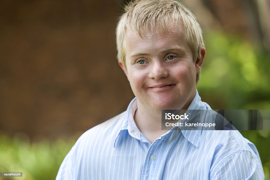Niño atractivo para personas con discapacidades. - Foto de stock de Síndrome de Down libre de derechos