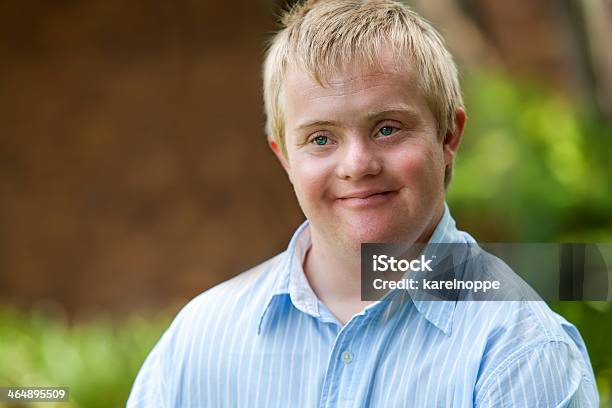 Niño Atractivo Para Personas Con Discapacidades Foto de stock y más banco de imágenes de Síndrome de Down - Síndrome de Down, Niños, Adolescente