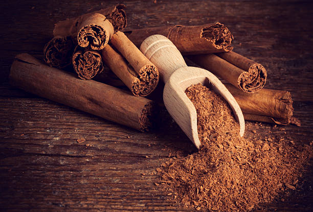 barras de conexión a tierra y ceylon cinnamon - cinnamon ground spice single object fotografías e imágenes de stock