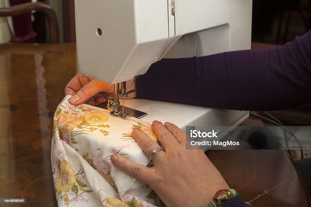 Textura con una máquina de coser - Foto de stock de Adulto libre de derechos