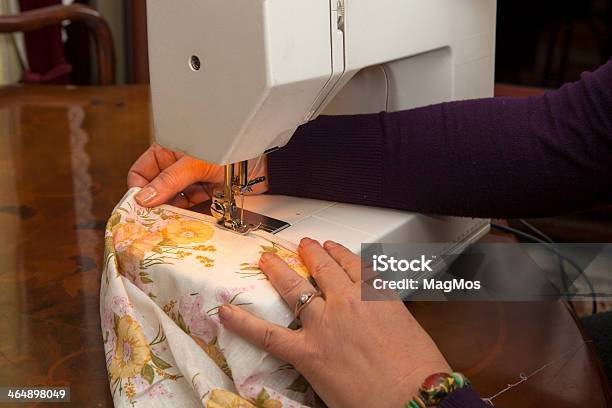 Textura Con Una Máquina De Coser Foto de stock y más banco de imágenes de Adulto - Adulto, Afilado, Agarrar