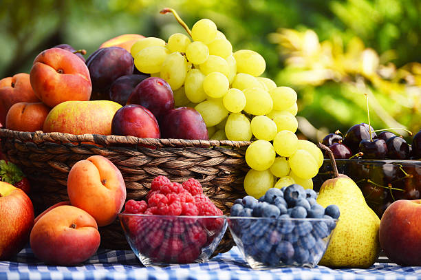 新鮮なオーガニックフルーツのバスケットの庭 - plum fruit basket wicker ストックフォトと画像