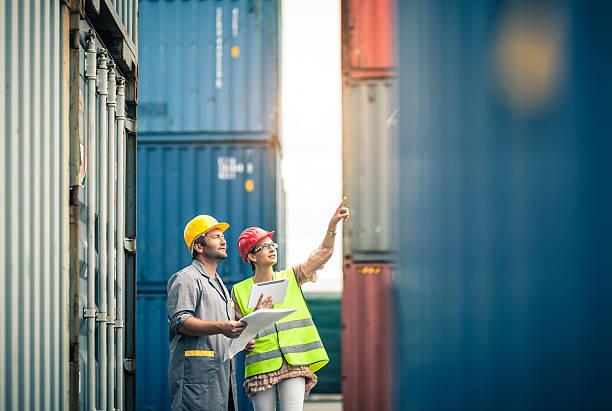 comercial trabajador y los muelles inspector en el trabajo - harbor commercial dock shipping container fotografías e imágenes de stock