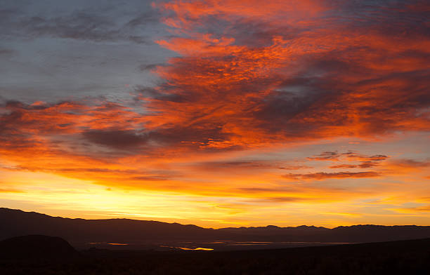 썬라이즈 교체 over 오언스 레이브 시에라 네바다 산맥 애니조나 - panoramic california mountain range southwest usa 뉴스 사진 이미지