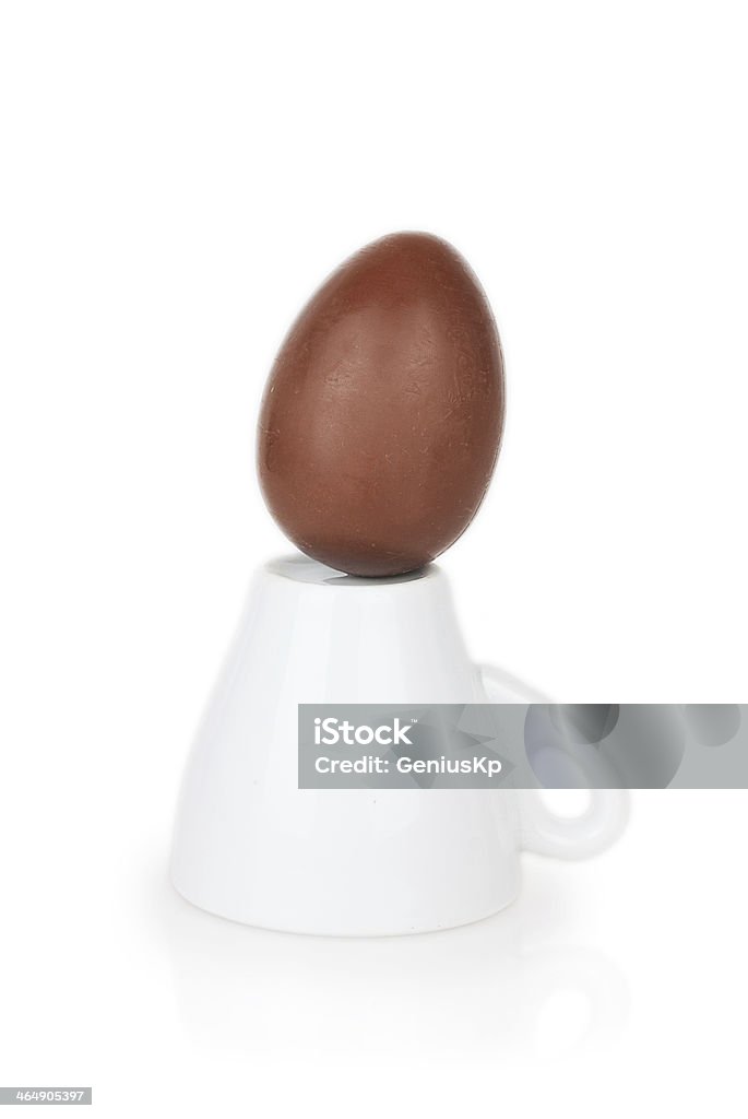 Schokoladen-Ei auf einem aufgestellten weiß cup - Lizenzfrei Braun Stock-Foto