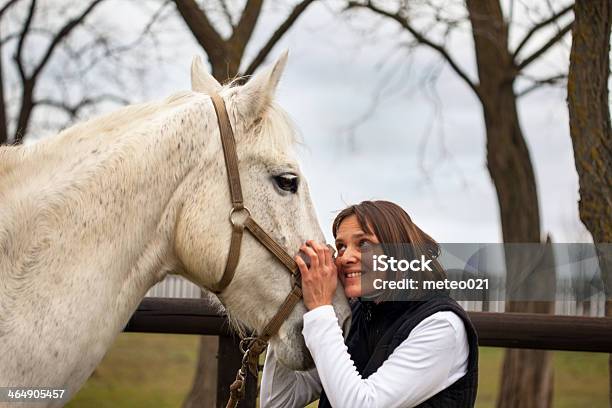 Fundo Mulher Beijando Cavalo Cor Sorrindo Branco Foto E Imagem