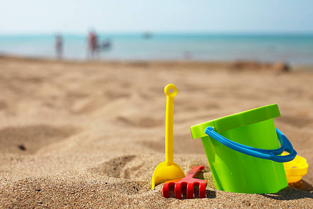 brinquedos de praia na areia - sand bucket - fotografias e filmes do acervo