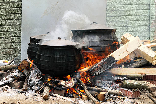 duże tradycyjnymi afrykańskimi gotowania garnki - africa african descent cooking african culture zdjęcia i obrazy z banku zdjęć