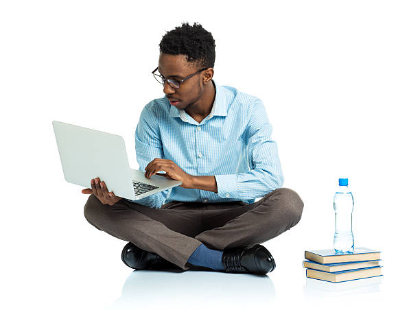 african american college student siedzi z laptopa na biały - sitting young men book isolated on white zdjęcia i obrazy z banku zdjęć