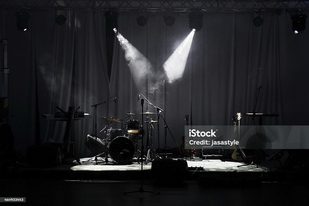 Fase in luci prima di un concerto - Foto stock royalty-free di Palcoscenico