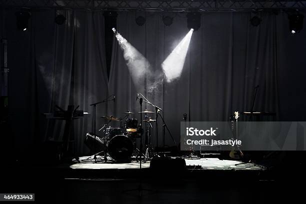 Fase In Luci Prima Di Un Concerto - Fotografie stock e altre immagini di Palcoscenico - Palcoscenico, Musica, Strumento musicale