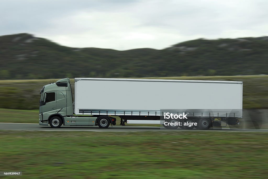 Verde camião com reboque branco conduzir rapidamente - Royalty-free Cabine de Passageiros Foto de stock