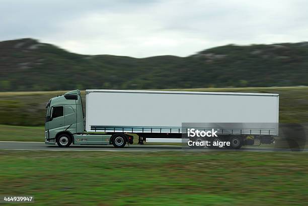 Verde Camião Com Reboque Branco Conduzir Rapidamente - Fotografias de stock e mais imagens de Cabine de Passageiros