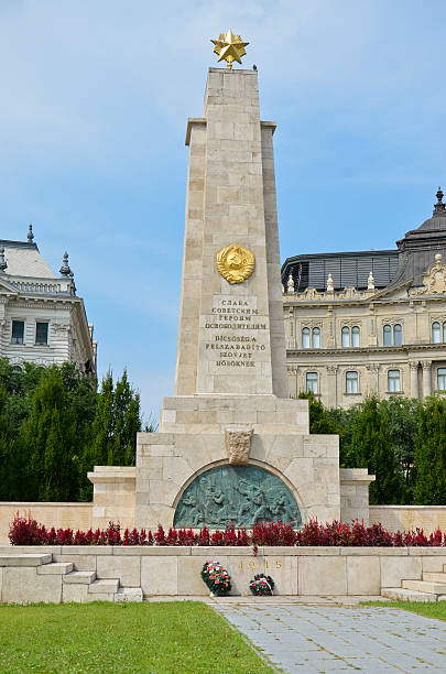 monumento a la liberación de alemania, budapest. - liberation monument budapest hungary monument fotografías e imágenes de stock