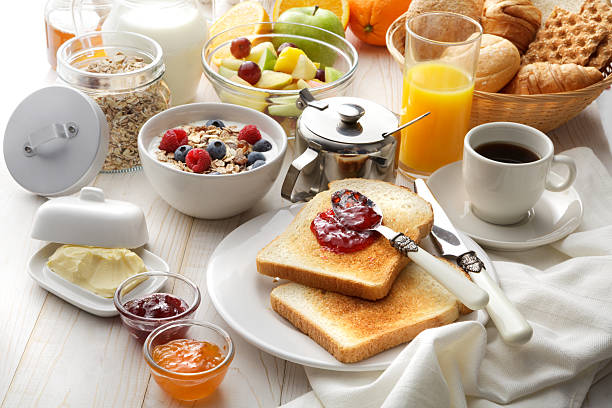 frühstück: frühstückstisch - toast preserves breakfast bread stock-fotos und bilder