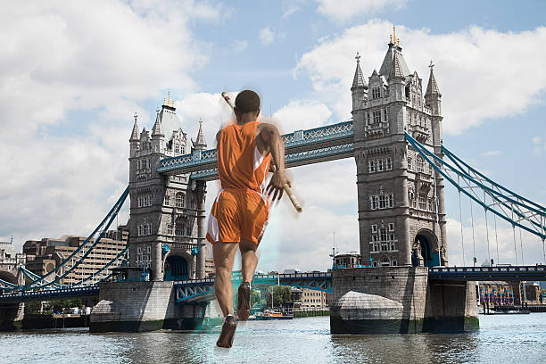 мужской спортсмен о в vault более тауэрский мост - hurdle people england tower bridge стоковые фото и изображения