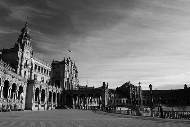 plaza de españa, sevilla - plaza de espana seville victorian architecture architectural styles fotografías e imágenes de stock