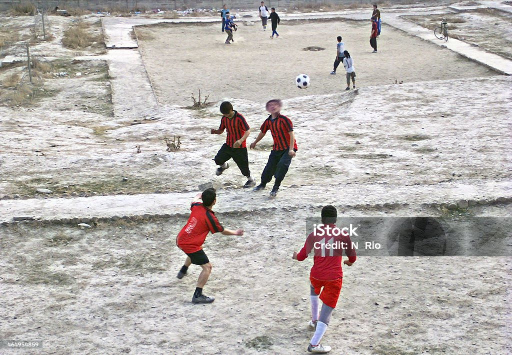 Jovens brincando no quintal futebol em Cabul, o Afeganistão - Foto de stock de Homens royalty-free