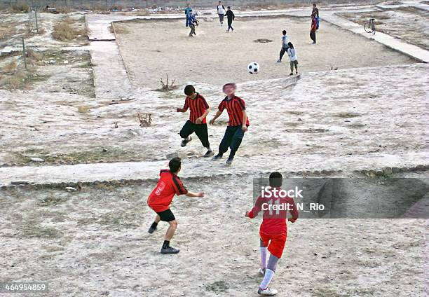 Foto de Jovens Brincando No Quintal Futebol Em Cabul O Afeganistão e mais fotos de stock de Homens