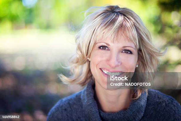 Retrato De Una Mujer Feliz Foto de stock y más banco de imágenes de Mujeres maduras - Mujeres maduras, Mujeres, Belleza