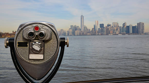 manhattan z liberty island, obuoczne, nowy jork, usa - looking through window lens tourist image zdjęcia i obrazy z banku zdjęć