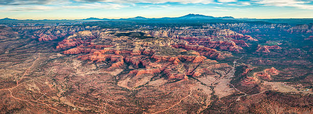 上空からのパノラマビューをセドナの赤い岩の国の砂漠のアリゾナ - usa dirt road rock sandstone ストックフォトと画像