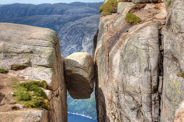 kjeragbolten in stavanger, norwegen - kjeragbolten stock-fotos und bilder