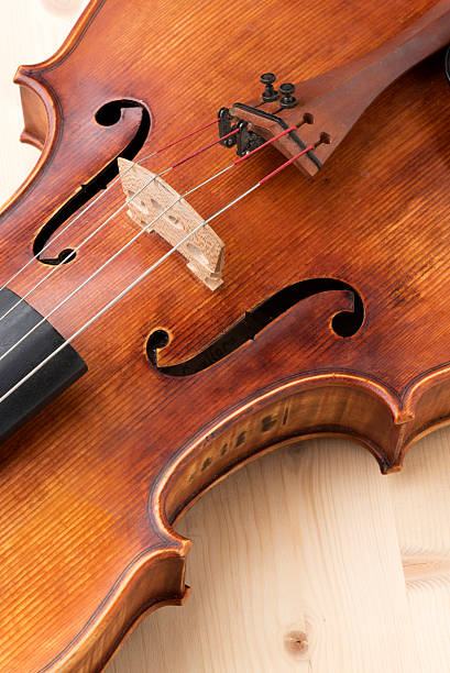 gros plan du violon, la musique classique en fond en bois brun alto - violin cello music letter f photos et images de collection