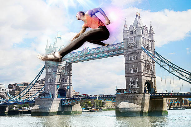 männliche athlet hürdenlauf tower bridge - hurdle people england tower bridge stock-fotos und bilder