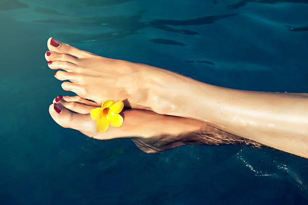 belos pés acima da água com uma flor - waxing human leg women naked - fotografias e filmes do acervo