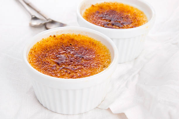 französische dessert-creme brulee - burnt sugar stock-fotos und bilder