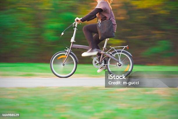 Lady Ciclismo En El Parque Foto de stock y más banco de imágenes de 30-39 años - 30-39 años, 40-49 años, 50-59 años