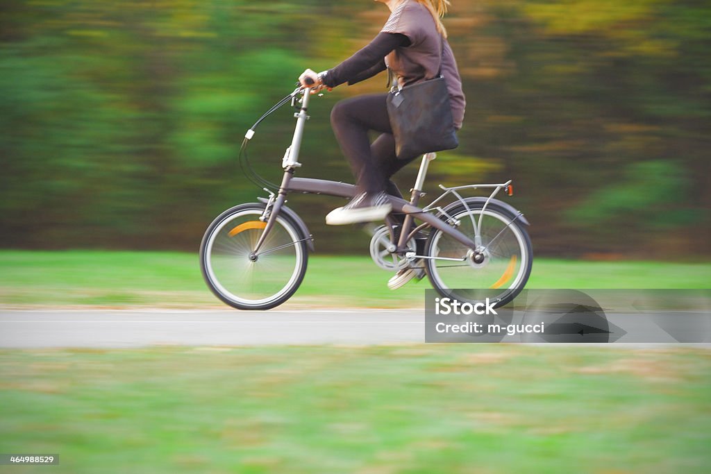 Lady de bicicleta no parque - Foto de stock de 30 Anos royalty-free
