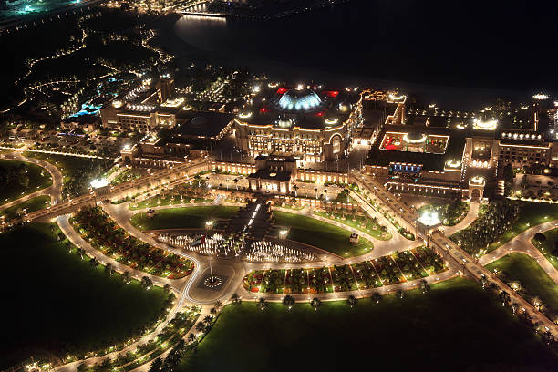 emirates palace in der nacht.  abu dhabi - emirates palace hotel stock-fotos und bilder